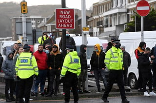 Al Gobierno británico se le acumulan los frentes abiertos en el último tramo del año, con miles de transportistas bloqueados en el puerto de Dover, dos nuevas variantes del coronavirus aparentemente más contagiosas en Inglaterra y a apenas ocho días de que se materialice el Brexit. (EFE) 
