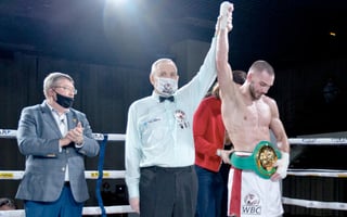 El boxeador ruso Evgeny Shvedenko, derrotó a su compatriota Artur Osipov, en el Hotel Azimut, de Saint Petersburg, Rusia, para ganar el título Internacional Supermedio del Consejo Mundial de Boxeo (WBC, por sus siglas en inglés). (ESPECIAL) 
