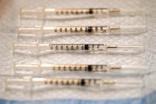 Del millón de personas que recibieron la vacuna de Pfizer contra la COVID-19 en EUA, sólo 6 han sufrido reacciones alérgicas, un cifra pequeña pero superior a lo que suele ocurrir con otras vacunas, indicó este miércoles Moncef Slaoui, científico jefe de la Operación Warp Speed. (AGENCIAS)


 