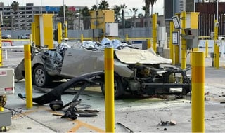 Un hombre que conducía un auto a exceso de velocidad en la Garita de San Ysidro, en la frontera entre México y Estados Unidos, falleció al estrellar su auto contra una barrera de seguridad, después de atropellar a cinco personas, una de las cuales también falleció. (ESPECIAL)