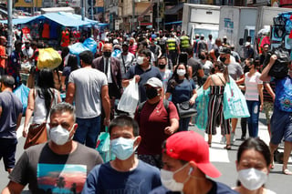 Miles de personas se apiñaron este jueves en las zonas comerciales de Sao Paulo, la ciudad más afectada por el coronavirus en Brasil, en momentos en que la pandemia acelera en el país, que está al borde de superar los 190,000 muertos. (ARCHIVO) 