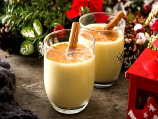 El rompope o licor de huevo es una bebida alcohólica que suele acompañar las festividades navideñas.  (Especial) 