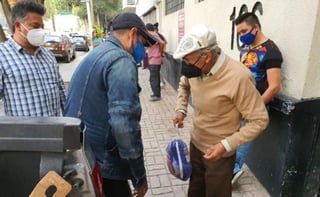 Para ayudar a compañeros que no han tenido trabajo en el último mes, diversas compañías del audiovisual en México se unieron para entregar comida. (Especial) 