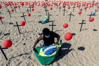 Brasil quedó este jueves de Nochebuena al borde de los 190,000 muertos por coronavirus, al registrar en las últimas 24 horas un total de 762 fallecidos, lo que eleva el total de muertos a 189,982, según informó el Ministerio de Salud. (ARCHIVO) 