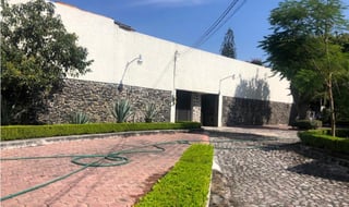 En la privada Amate del fraccionamiento Pedregal de las Fuentes, en Jiutepec, Morelos, todos sabían que el residente de la casa blanca, con una barrera de arboles, era del exsecretario de Seguridad Pública, Genaro García Luna. (ESPECIAL)
