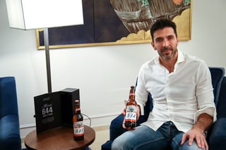 Gianluigi Buffon mostró las cervezas conmemorativas.