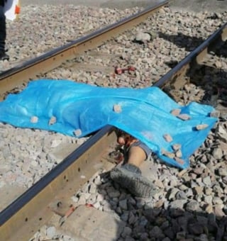 Un hombre, que se presume era un migrante que se encontraba de paso, falleció la mañana de ayer en el municipio de Ramos Arizpe, esto luego de que sufriera una mutilación de sus piernas cuando se trasladaba a bordo del tren. (EL SIGLO DE TORREÓN)