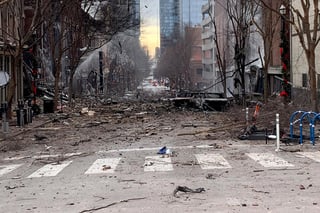Tras la explosión la mañana de hoy 25 de diciembre en el centro de Nashville que dejó al menos tres heridos y daños en docenas de edificios, las autoridades encontraron posibles restos humanos. (EFE)