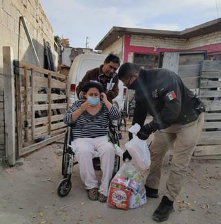 Elementos de la Policía Civil Coahuila “llevan Navidad” a familias de escasos recursos. (EL SIGLO DE TORREÓN)