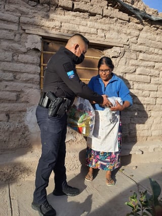 Elementos de la Policía Civil Coahuila 'llevan Navidad' a familias de escasos recursos.