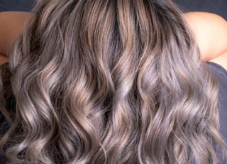 Conservar una hermosa cabellera colorida puede ser complicado, ya que los tintes tienden a irse poco a poco con cada lavado, no obstante, existen sencillos consejos para mantener por mucho más tiempo el color en un pelo teñido. (Especial) 