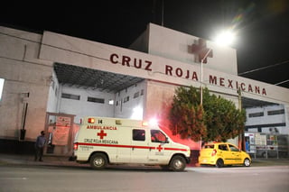 Paramédicos de la Cruz Roja arribaron al lugar para atender al herido, mismo que fue trasladado en una ambulancia al hospital de la institución, donde se reportó como estable. (ARCHIVO)