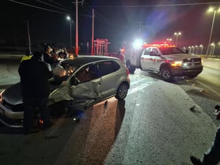 Una joven resultó lesionada de gravedad luego de que el vehículo que conducía se impactó contra un muro de contención frente a la colonia Residencial Senderos de la ciudad de Torreón. (EL SIGLO DE TORREÓN)