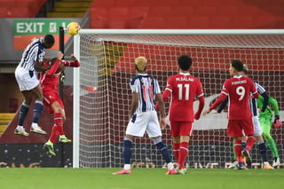 Semi Ajayi, del West Bromwich, remata de cabeza para meter el gol del empate a uno ante Liverpool, al minuto 82. (EFE)