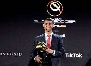 Cristiano Ronaldo posa con su trofeo que lo acredita como el mejor jugador del Siglo XXI en los Globe Soccer Awards. (AP)