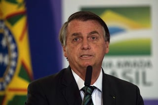 El presidente brasileño, Jair Bolsonaro, volvió a insinuar este lunes que quienes hayan contraído y superado la COVID-19, como es su caso, no deberían vacunarse, y reiteró que los laboratorios deben demostrar la eficacia de los antídotos. (ARCHIVO) 