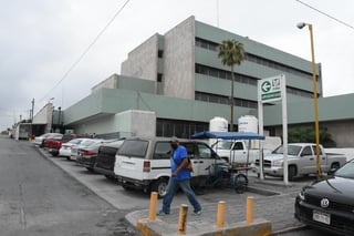 El Instituto Mexicano del Seguro Social lamentó la muerte de uno de sus pacientes sospechoso de COVID que murió por suicidio en la Torre B del Hospital General de Zona (HGZ)  número siete del IMSS en Monclova. (ARCHIVO)