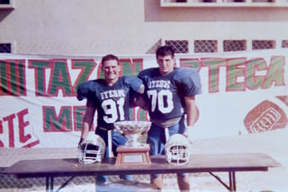 Fue en la edición de 1991 cuando Irazoqui (70) y Hernández, quienes jugaban para el Tec de Monterrey Campus Laguna, fueron los primeros laguneros en participar en el Tazón Azteca. (ARCHIVO)