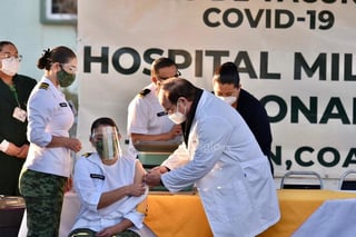 La primera en recibir la vacuna de la empresa farmacéutica Pfizer fue la teniente enfermera Gabriela Martínez González, de la Secretaría de la Defensa Nacional (Sedena).
(EWRICK SOTOMAYOR)