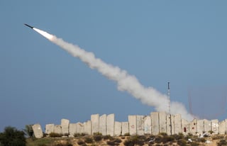 Los milicianos palestinos en la Franja de Gaza lanzaron el martes una salva de cohetes al mar Mediterráneo como parte de un autodenominado simulacro militar destinado a prepararse para una posible guerra con Israel. (EFE) 