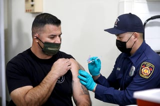 Mientras la vacunación prosigue en Florida entre los grupos prioritarios y a día de hoy ya son 122,881 las personas las que han recibido la primera dosis, los contagios, las muertes y las hospitalizaciones por COVID-19 siguen aumentando. (AGENCIAS)
