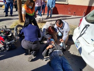Elementos de Protección Civil de Gómez Palacio así como paramédicos de la Cruz Roja acudieron hasta el lugar del accidente. (EL SIGLO DE TORREÓN)