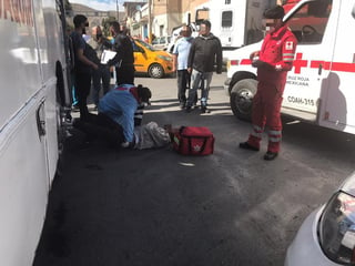 Paramédicos de la Cruz Roja arribaron al lugar para atender al joven. (EL SIGLO DE TORREÓN)