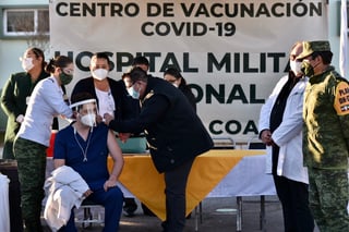 El médico fue la cuarta persona en recibir la vacuna contra el COVID-19 en Torreón el día de ayer. (ÉRICK SOTOMAYOR)