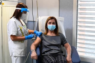 El Ministerio de Sanidad de Italia comunicó hoy 16,202 nuevos contagios por coronavirus en las últimas 24 horas, casi 5,000 casos más que el martes pero con muchas más pruebas, una cifra que eleva el número total de casos a 2,083,689 desde febrero, cuando comenzó la emergencia a nivel nacional. (ARCHIVO) 