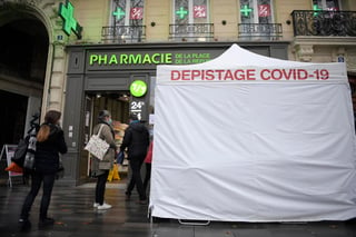 Francia registró en las últimas veinticuatro horas 26,457 nuevos casos de coronavirus, frente a los 11,395 notificados el día anterior, un dato que apunta a un repunte de los contagios en plenas celebraciones navideñas. (ARCHIVO) 
