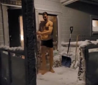 El delantero sueco, Zlatan Ibrahimović sorprendió este miércoles a sus fans de Instragram con un intrépido video lanzándose a la nieve en ropa interior.  (Especial) 