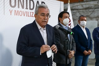 Mario Delgado (c) informó a los tres candidatos para las elecciones del siguiente año.