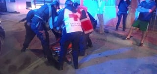 Paramédicos de la Cruz Roja se dieron cita en el lugar, donde le brindaron los primeros auxilios. (EL SIGLO DE TORREÓN)