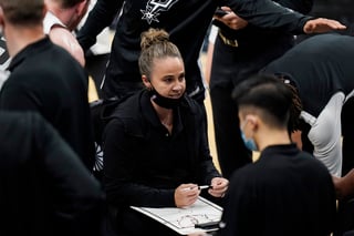 Becky Hammon da instrucciones durante el juego de ayer entre Spurs y Lakers. (AP)