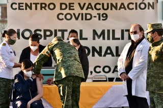 El pasado martes se vacunaron contra el COVID-19 a 440 trabajadores de la salud de diversas instituciones en el Hospital Militar Regional de Torreón, de acuerdo al jefe de la Jurisdicción Sanitaria n.º VI, Juan Pérez Ortega. (ÉRICK SOTOMAYOR)