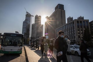 Un año después de que China comunicase a la Organización Mundial de la Salud (OMS) la detección de una rara neumonía en la ciudad de Wuhan, la ciudad del centro del gigante asiático hace casi vida normal y sus residentes se preparan para dejar atrás su año más duro. (ARCHIVO) 
