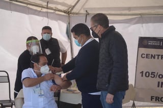 Trabajadores del Instituto Mexicano del Seguro Social (IMSS) siguen denunciando la aplicación de la vacuna contra el COVID-19 a personal que no tiene contacto con los pacientes infectados.(ARCHIVO)