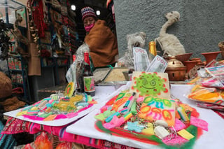 Los bolivianos recibirán el nuevo año con los habituales rituales andinos, cábalas y cotillones de fiesta, matizados en esta ocasión por los deseos de tener buena salud y que acabe la pandemia de la COVID-19 que tuvo en vilo al mundo en 2020. (ESPECIAL)