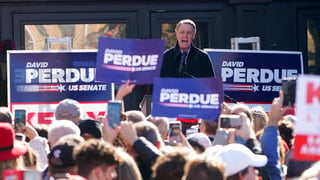 El senador republicano de EUA David Perdue entró este jueves en cuarentena por haber estado en contacto con alguien que ha dado positivo por COVID-19, algo que complica la campaña de su partido cinco días antes de las elecciones clave en el estado de Georgia. (AGENCIA) 
