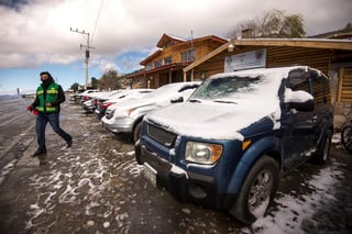  Las tormentas invernales sorprendieron este jueves a los estados del norte de México, donde una masa de aire polar de hasta tres grados bajo cero dejó paisajes nevados, informó la Comisión Nacional del Agua (Conagua). (EFE)