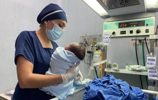 El bebé nació bajo estrictas medidas de protección sanitaria contra el COVID-19 para brindar la seguridad requerida para evitar contagios. (ESPECIAL)