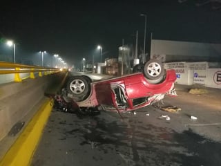 Un conductor abandonó su vehículo tras protagonizar una volcadura al oriente de la ciudad de Torreón. (EL SIGLO DE TORREÓN)
