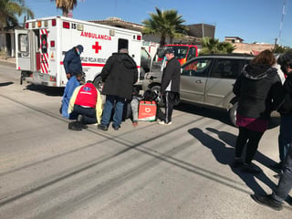 Un repartidor de comida resultó lesionado tras impactar su motocicleta contra un vehículo particular que no respetó el alto en la colonia Ampliación Los Ángeles de la ciudad de Torreón. (EL SIGLO DE TORREÓN)