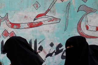 Al menos tres mujeres murieron y otras siete resultaron heridas este viernes al caer un proyectil, de origen desconocido, en una boda en la ciudad yemení de Al Hudeida, uno de los principales frentes en la guerra que sufre al país árabe, informaron fuentes médicas. (AGENCIAS) 
