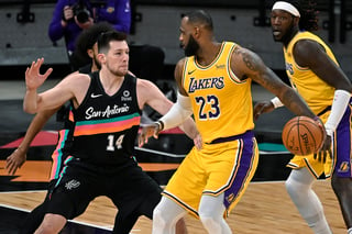 Con una triple decena, LeBron James volvió a ser la 'bujía ofensiva' de los actuales campeones de la NBA, para vencer a San Antonio. (AP)