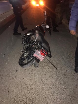 Un joven repartidor perdió la vida tras protagonizar un accidente de motocicleta sobre el bulevar Torreón-Matamoros, frente al Campo Militar ubicado en el ejido El Águila. (EL SIGLO DE TORREÓN)

