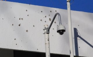 En los festejos del Año Nuevo, hombres armados que fueron captados al descender de vehículos en varios puntos de las ciudades de Culiacán y Mazatlán, destruyeron cerca de 150 cámaras de video vigilancia, con disparos de fusiles automáticos. (ESPECIAL) 