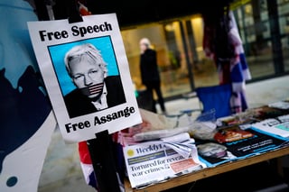 La plataforma WikiLeaks pidió este domingo a las autoridades de Estados Unidos que retiren los cargos contra su fundador, el australiano Julian Assange, que este lunes conocerá si es extraditado a ese país desde el Reino Unido. (ARCHIVO)