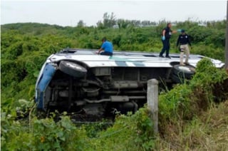 Once integrantes de una familia resultaron heridos durante un accidente automovilístico en la zona montañosa central de Veracruz. (ESPECIAL)