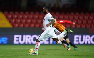 Franck Kessié anotó de penal el primer tanto para el Milan, en la victoria 2-0 sobre el Benevento. (AP)